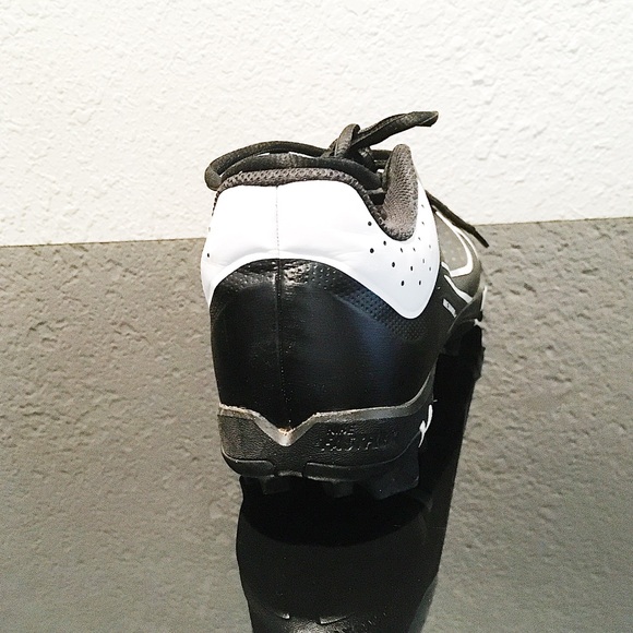 Size:8.5  color:black and white. Brand:NikE. - Picture 2 of 5